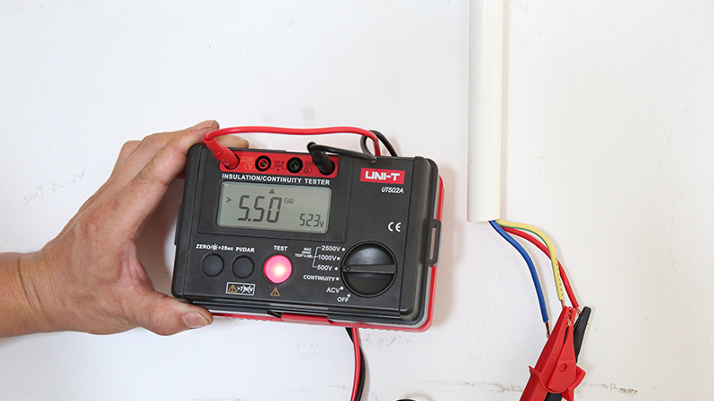 Ứng dụng đo điện trở cách điện của dây L và N của máy đo điện trở cách điện UNI-T UT501A